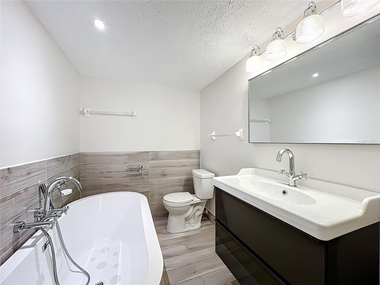 Image 29 of 77 For 470 Par Street 470