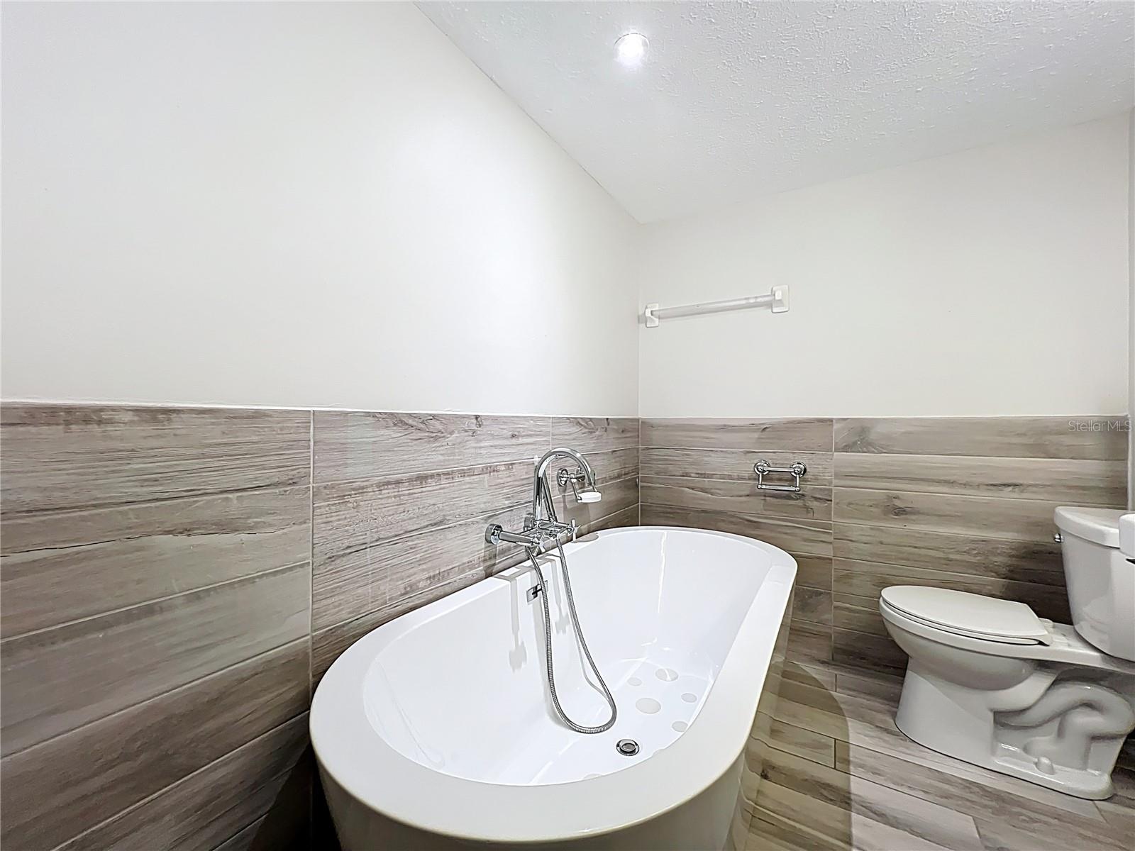 Image 30 of 77 For 470 Par Street 470