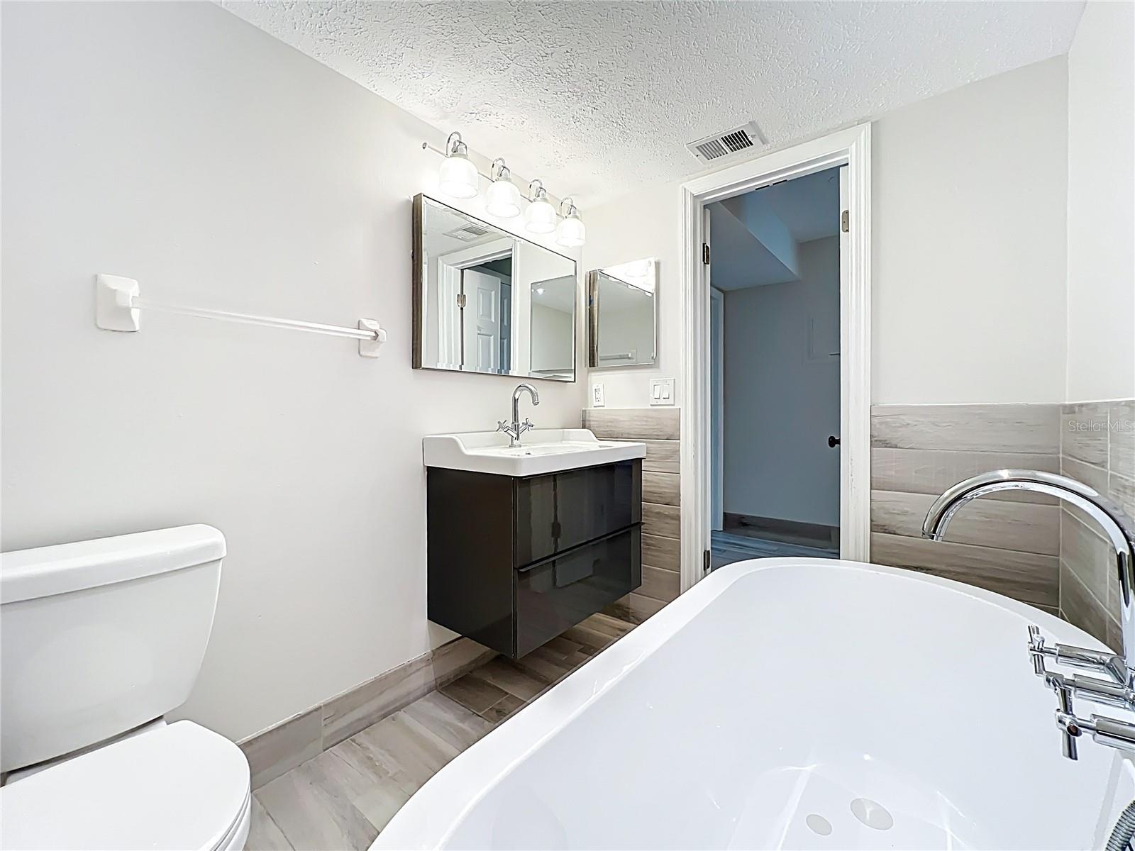 Image 31 of 77 For 470 Par Street 470