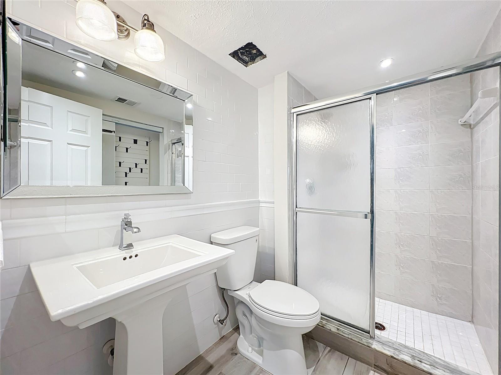 Image 35 of 77 For 470 Par Street 470