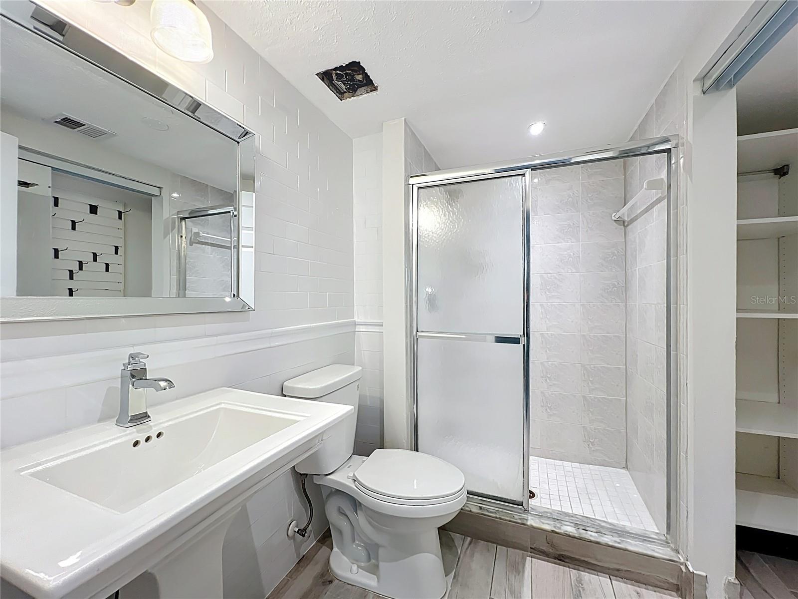 Image 36 of 77 For 470 Par Street 470