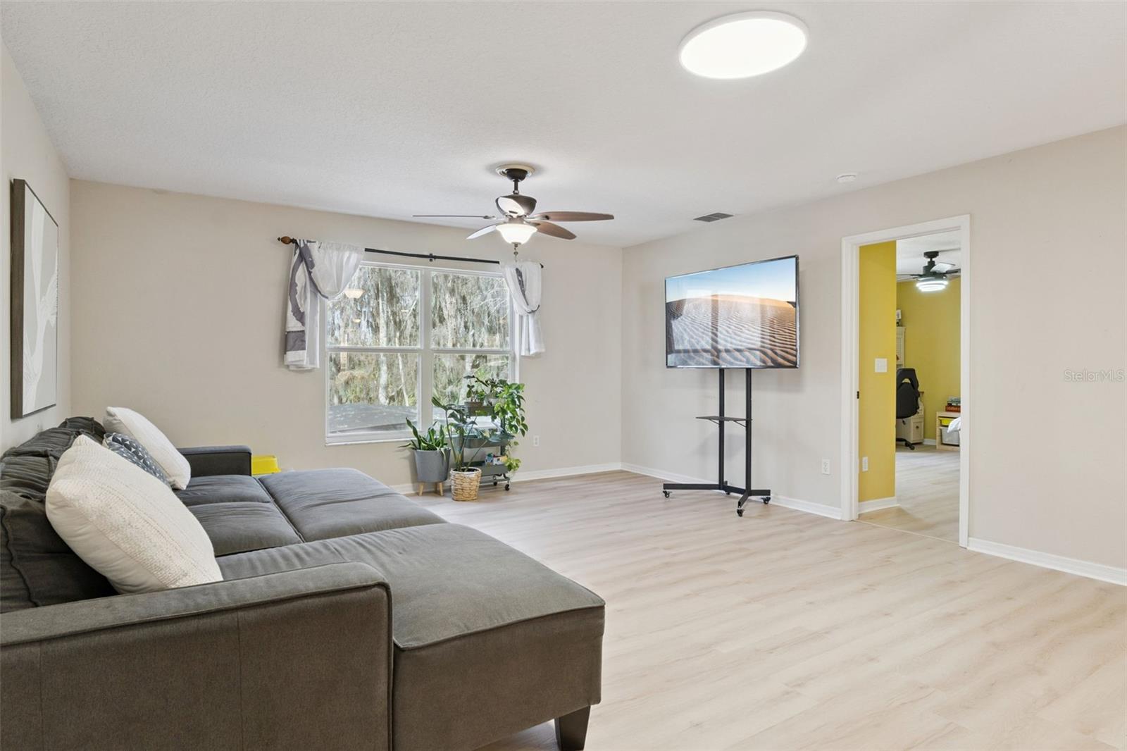 Image 17 of 64 For 422 Sandringham Court