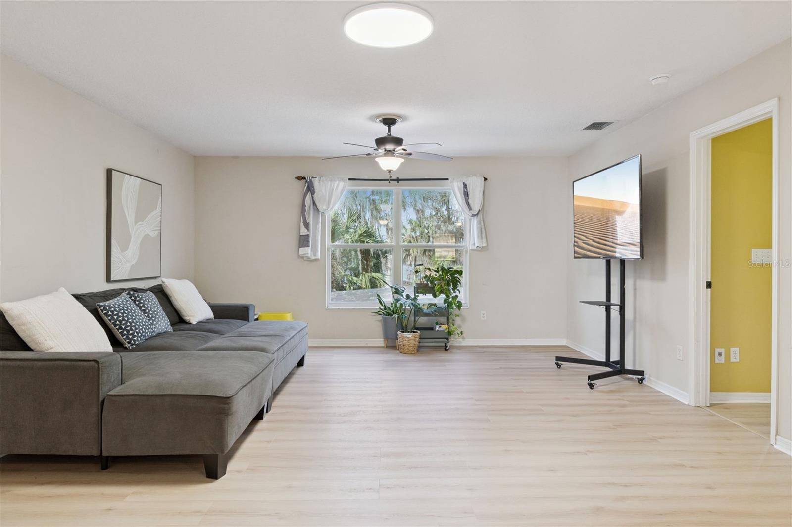 Image 18 of 64 For 422 Sandringham Court