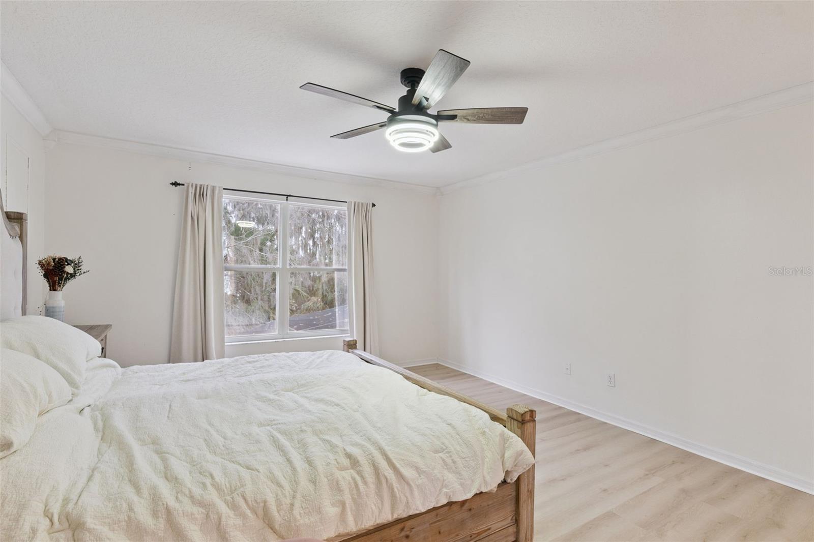 Image 20 of 64 For 422 Sandringham Court