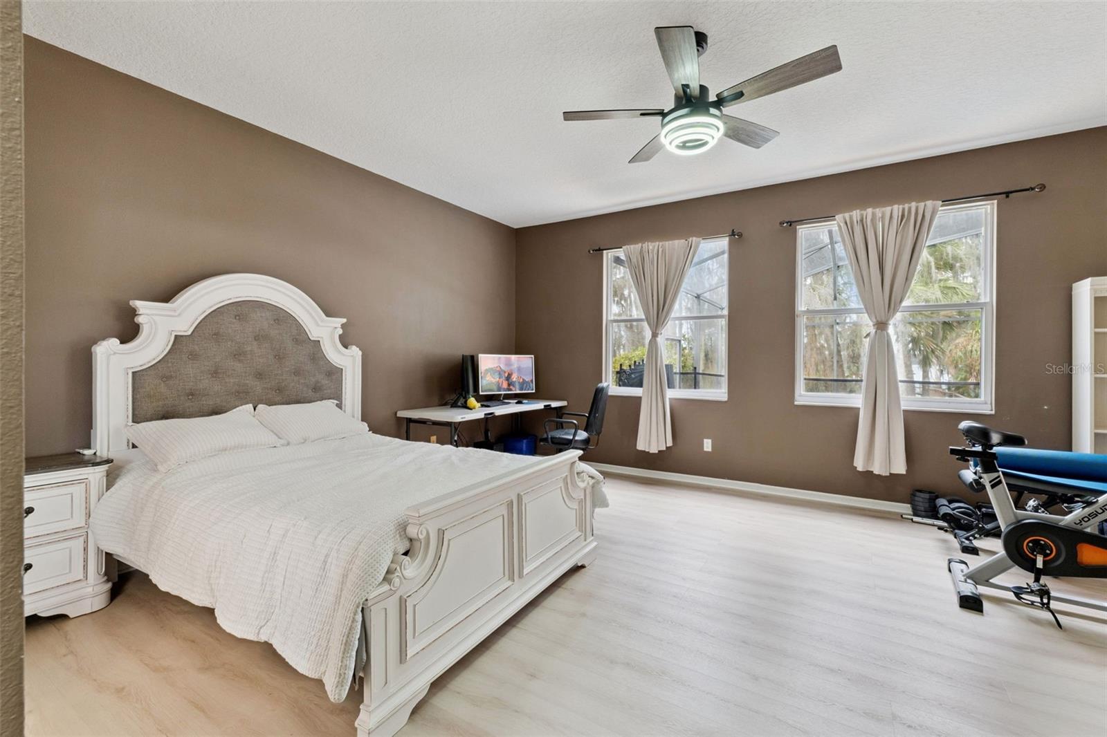 Image 21 of 64 For 422 Sandringham Court