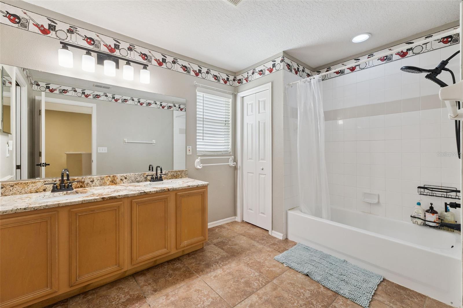 Image 27 of 64 For 422 Sandringham Court