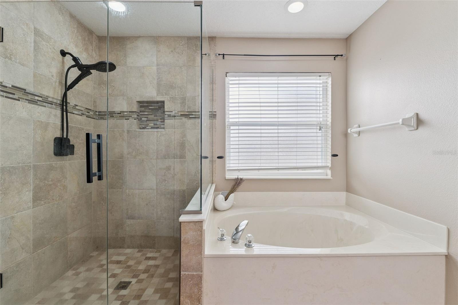 Image 28 of 64 For 422 Sandringham Court