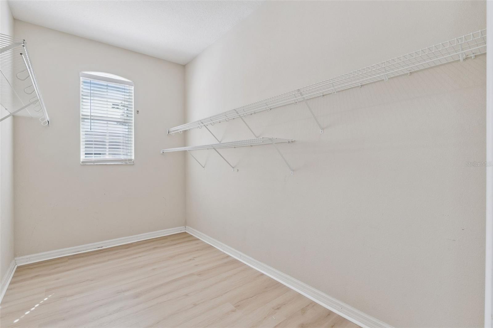 Image 31 of 64 For 422 Sandringham Court