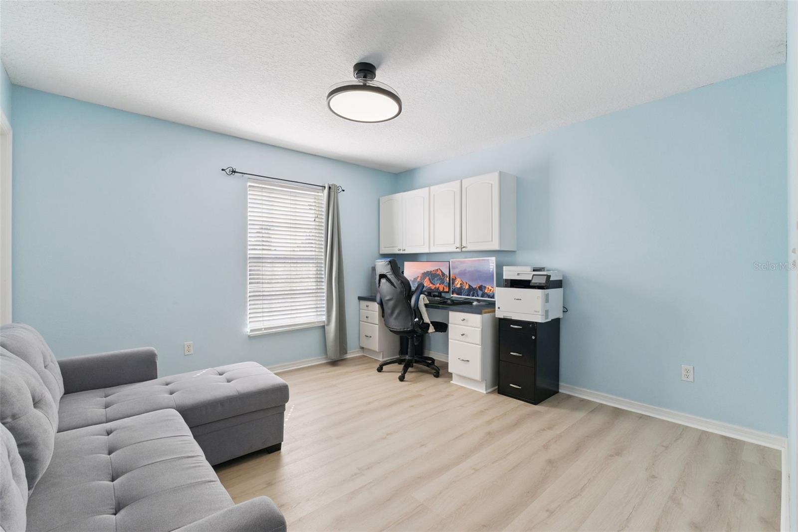 Image 33 of 64 For 422 Sandringham Court