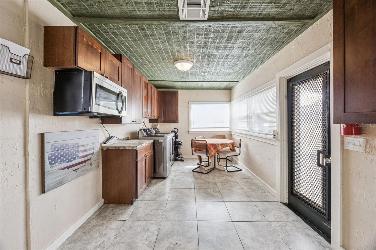 Image 13 of 49 For 116-118 Beaumont Avenue