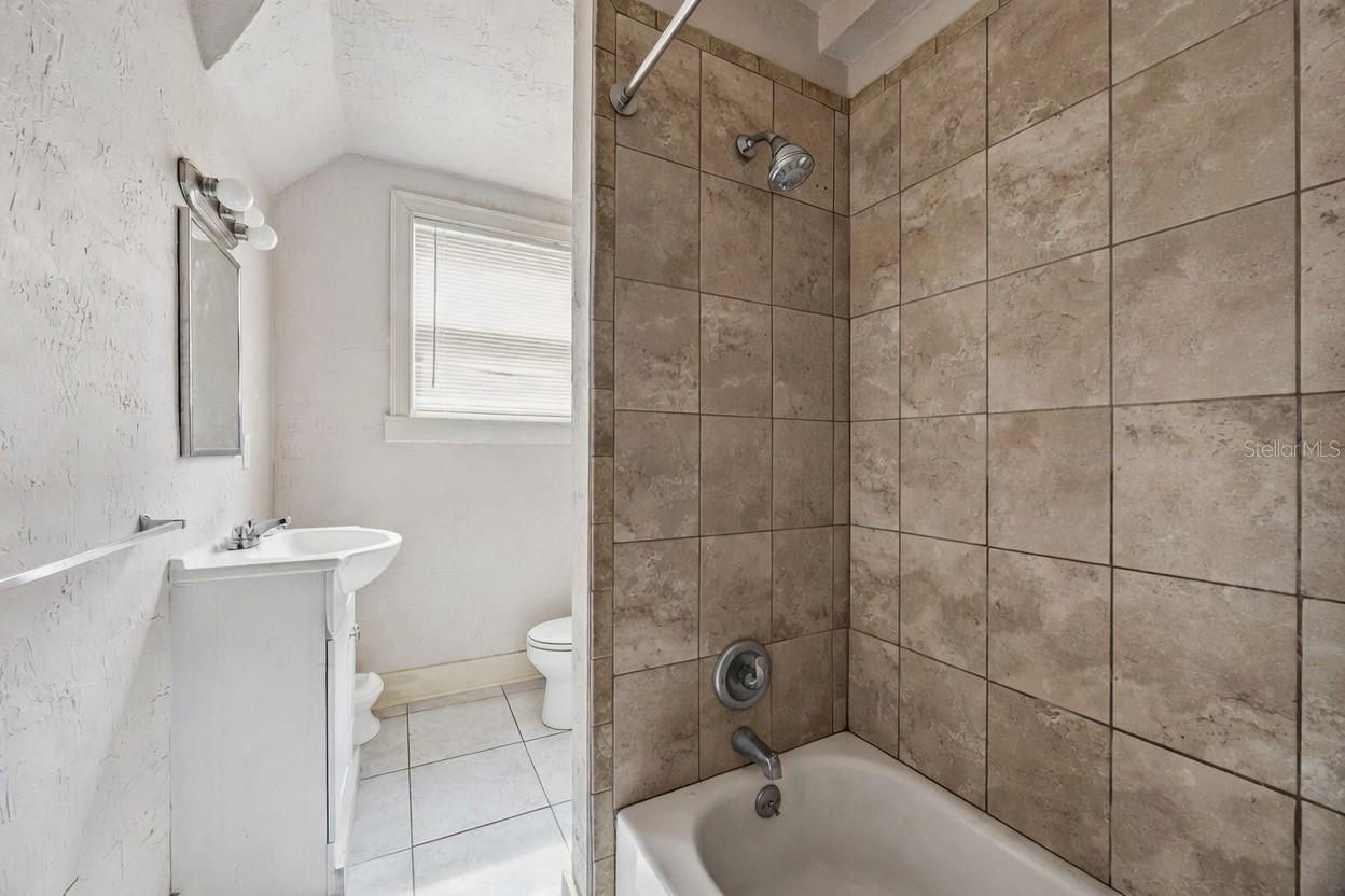 Image 26 of 49 For 116-118 Beaumont Avenue