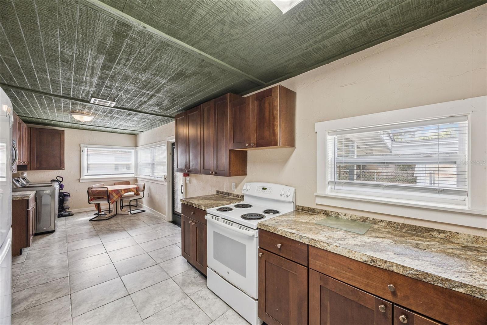 Image 7 of 49 For 116-118 Beaumont Avenue