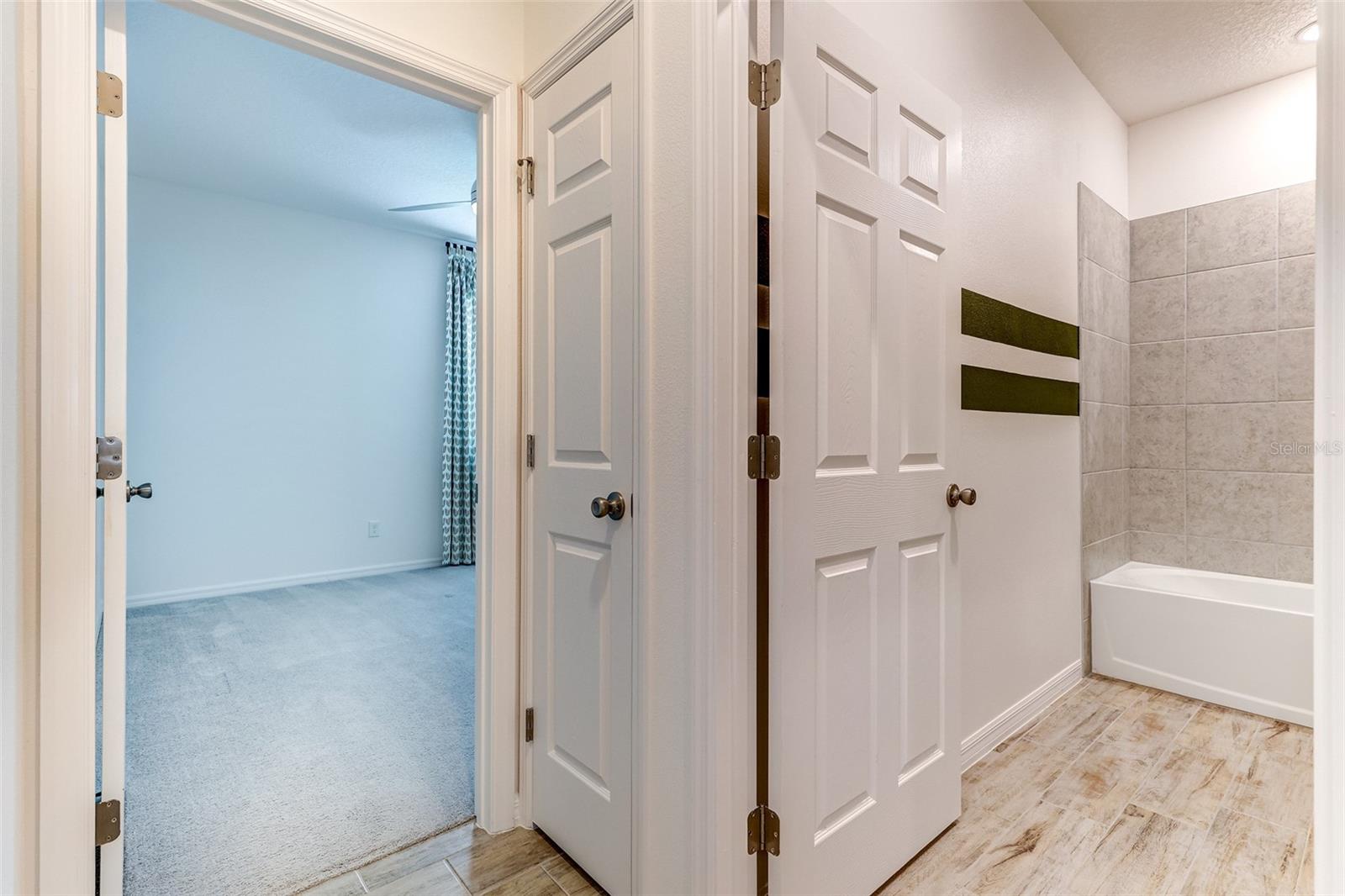 Image 18 of 72 For 3090 Suraj Circle