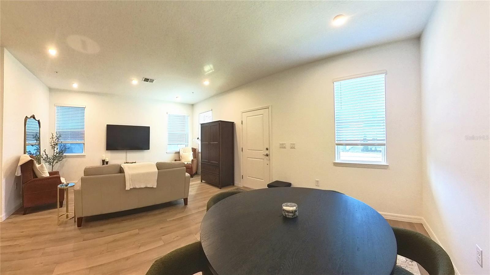 Image 4 of 32 For 554 Orient Avenue