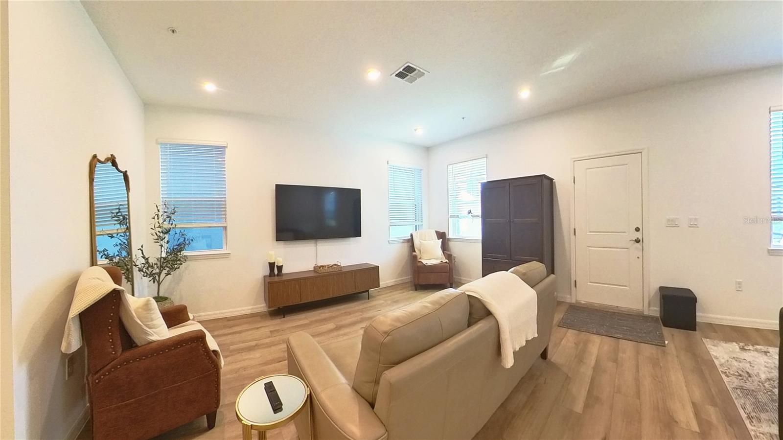 Image 7 of 32 For 554 Orient Avenue