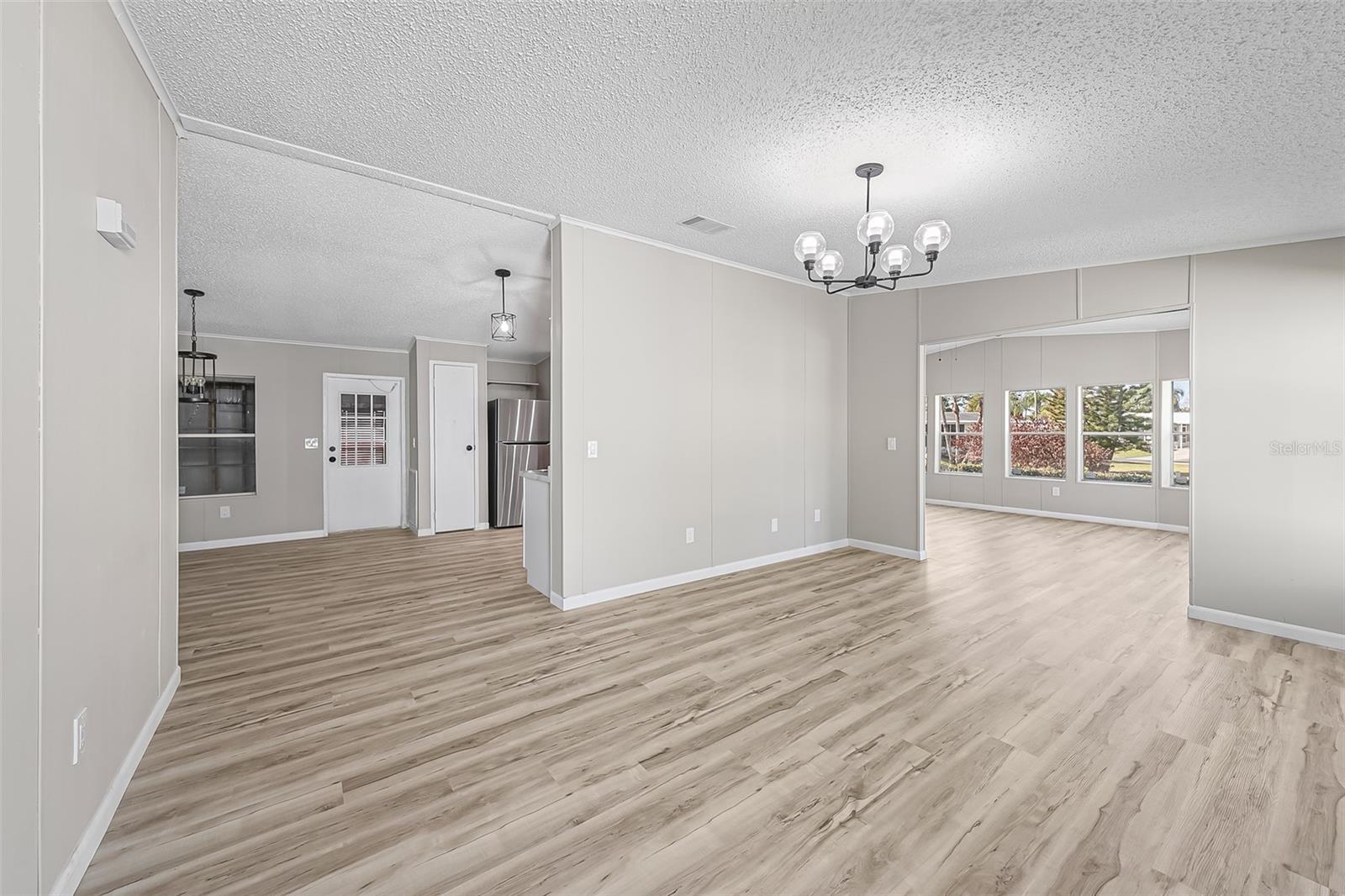 Image 14 of 43 For 117 Woodsmill Boulevard 45