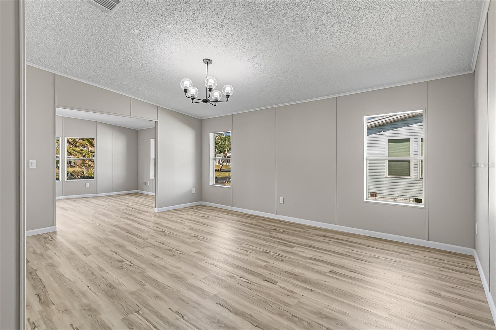 Image 15 of 43 For 117 Woodsmill Boulevard 45