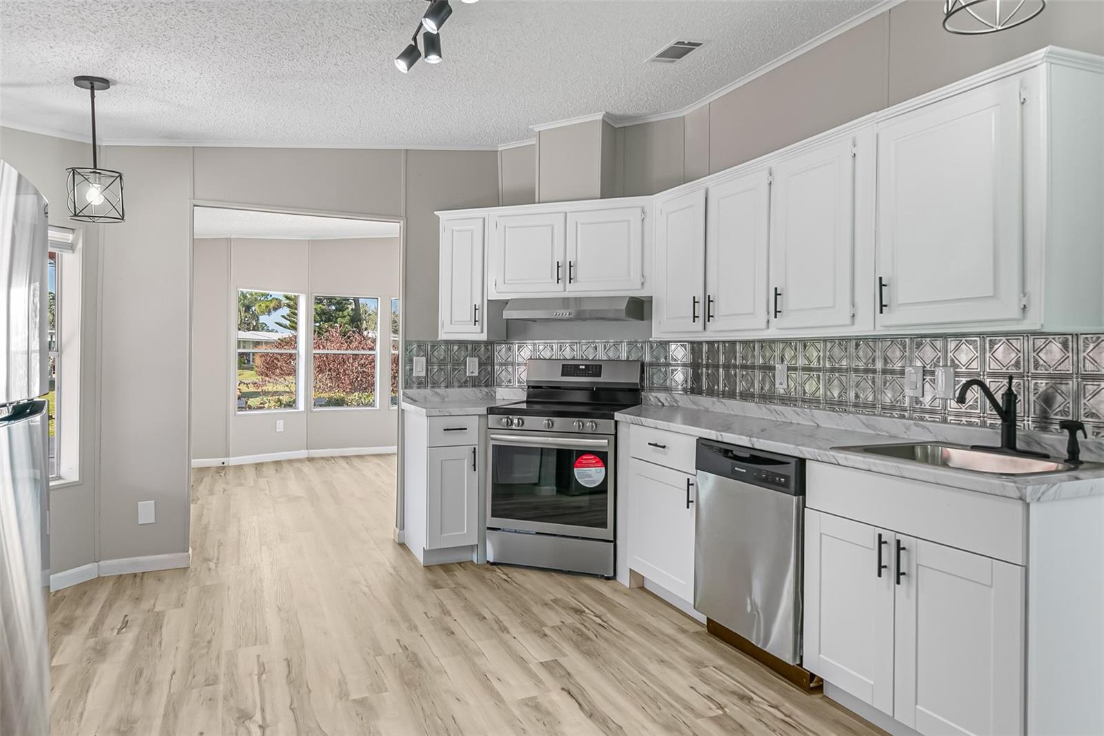 Image 16 of 43 For 117 Woodsmill Boulevard 45