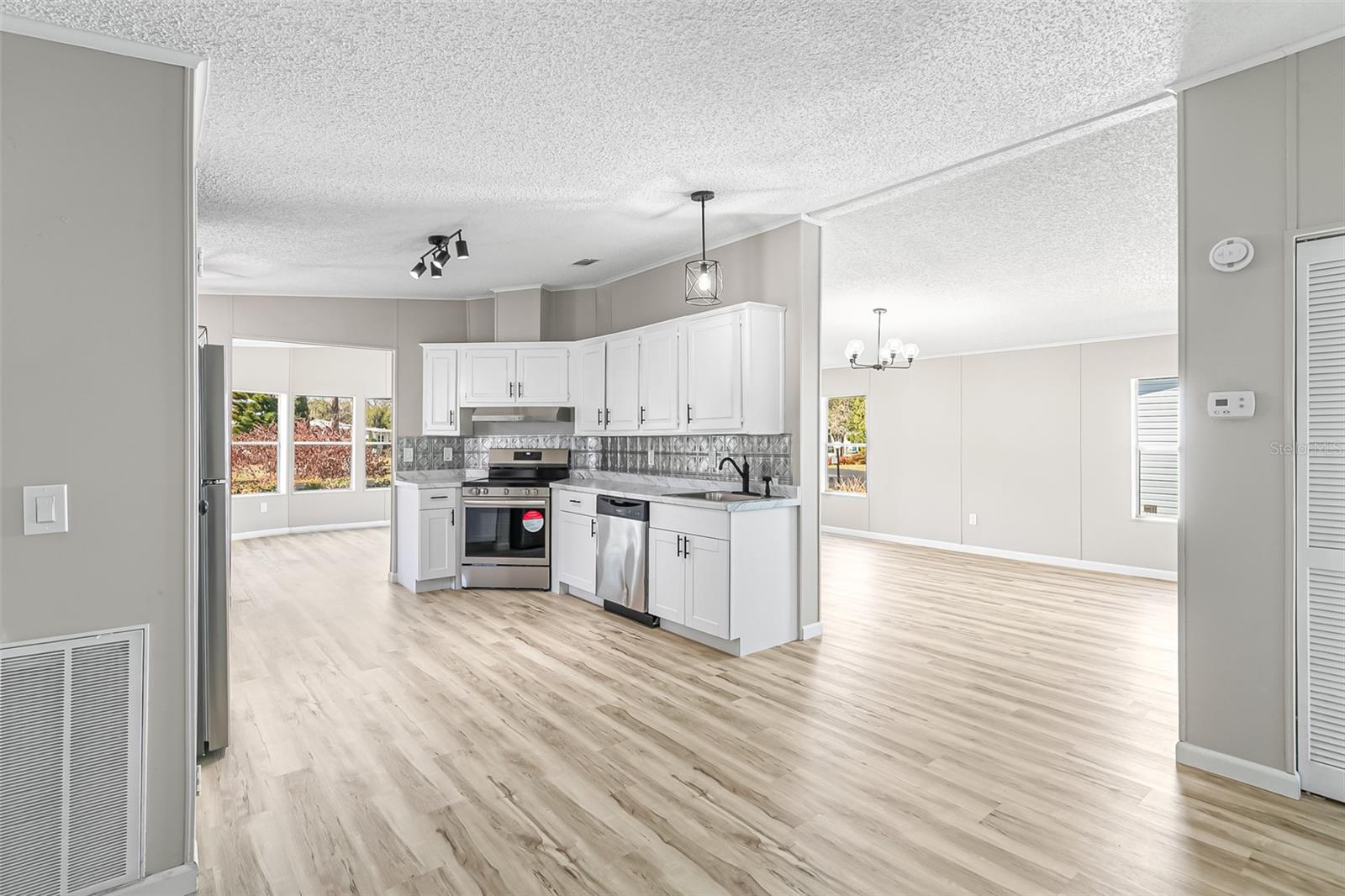 Image 21 of 43 For 117 Woodsmill Boulevard 45