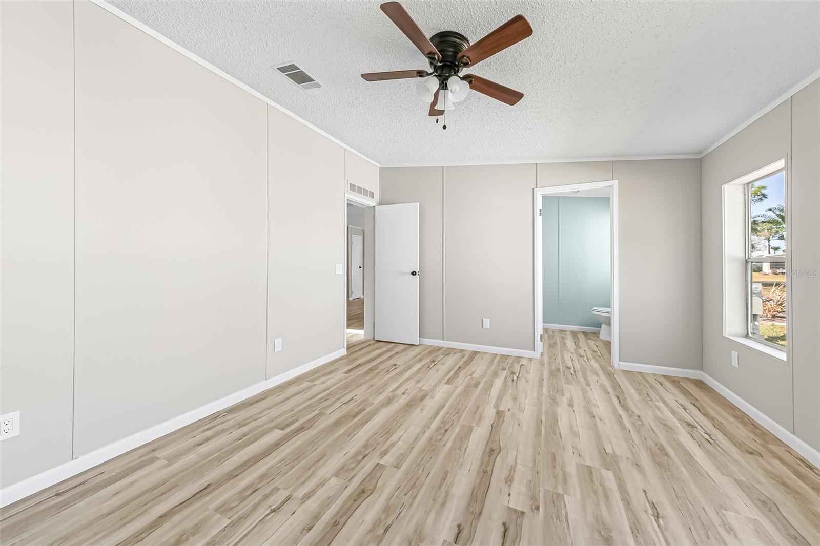 Image 24 of 43 For 117 Woodsmill Boulevard 45