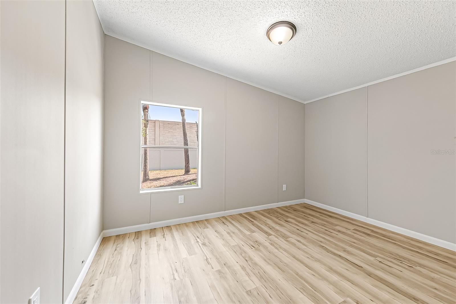 Image 28 of 43 For 117 Woodsmill Boulevard 45