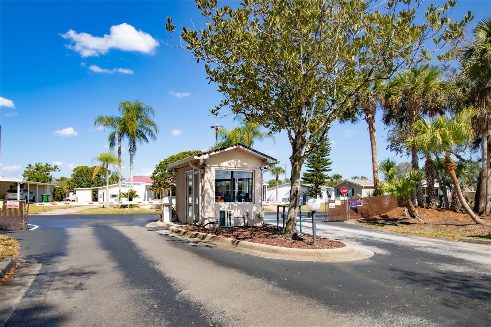 Image 36 of 43 For 117 Woodsmill Boulevard 45