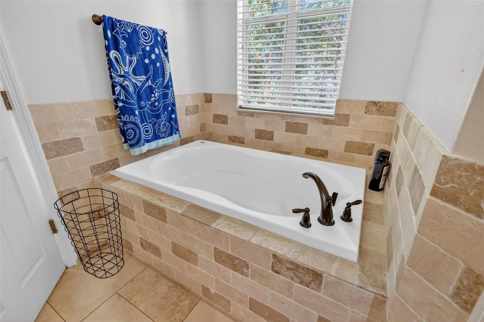 Image 29 of 66 For 111 Steele Street