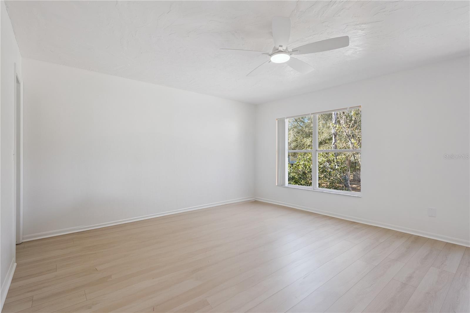 Image 19 of 37 For 565 Green Spring Circle