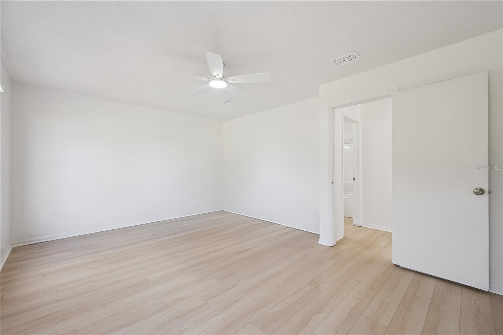 Image 21 of 37 For 565 Green Spring Circle