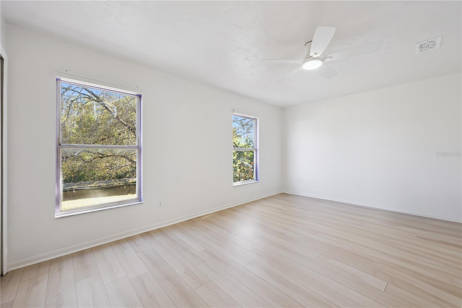 Image 23 of 37 For 565 Green Spring Circle