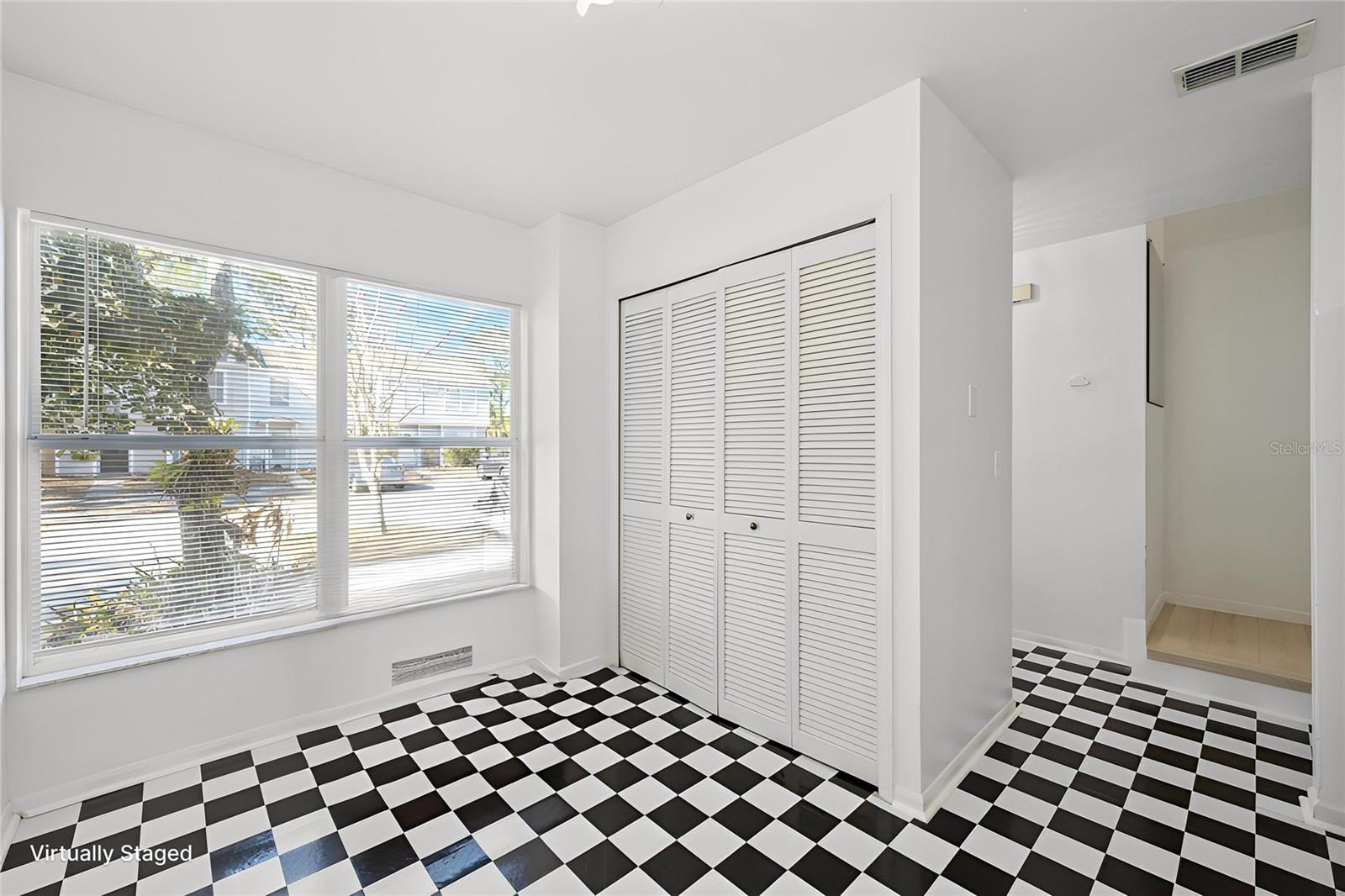 Image 4 of 37 For 565 Green Spring Circle