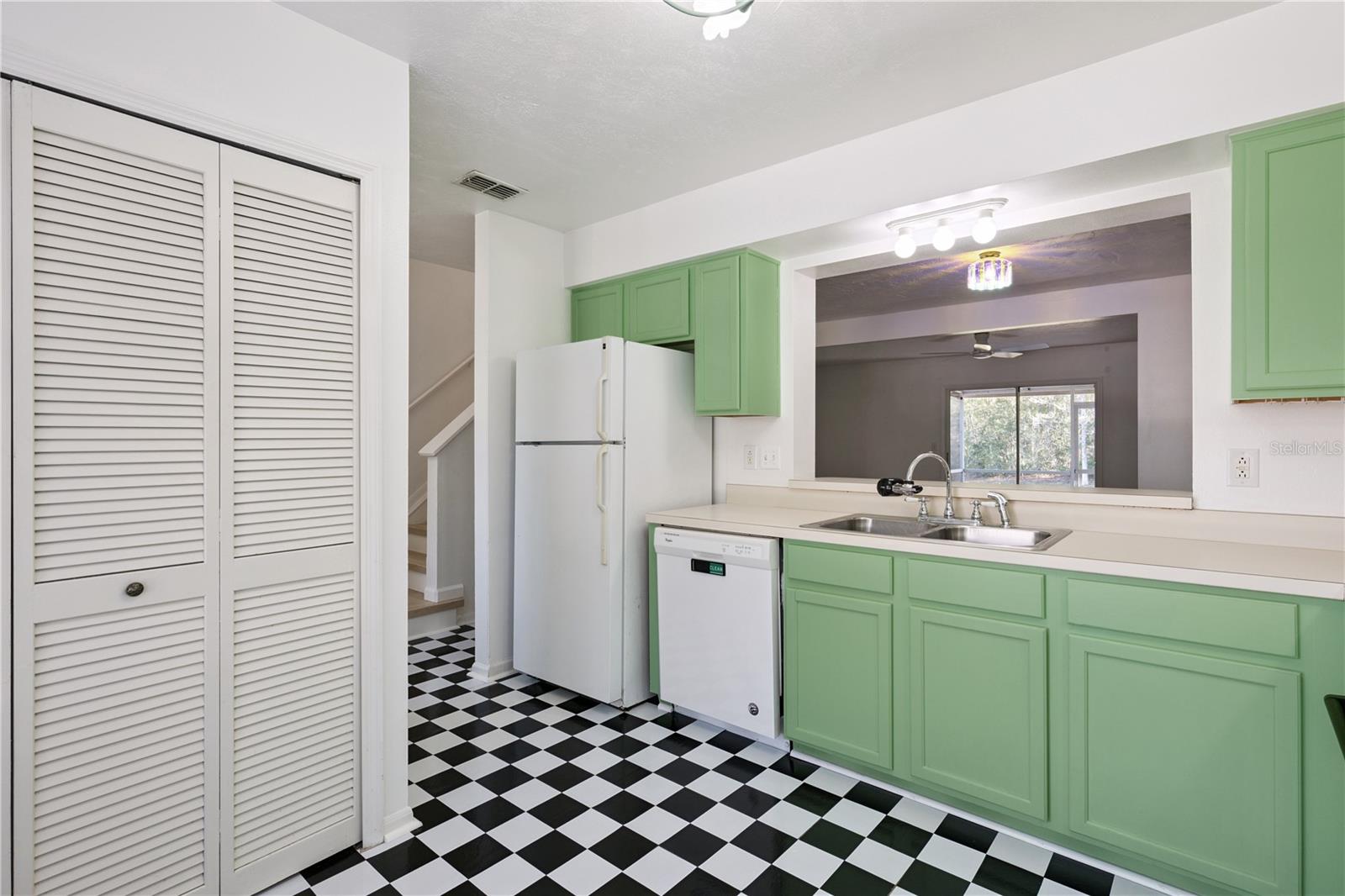 Image 5 of 37 For 565 Green Spring Circle