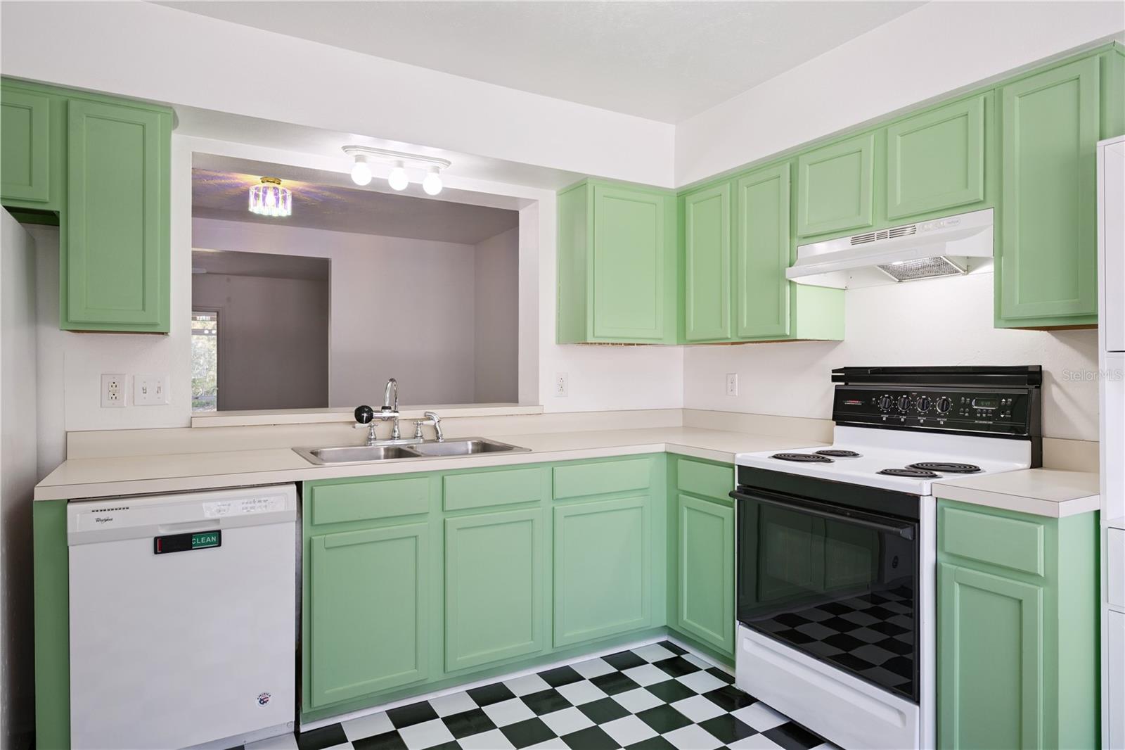 Image 7 of 37 For 565 Green Spring Circle