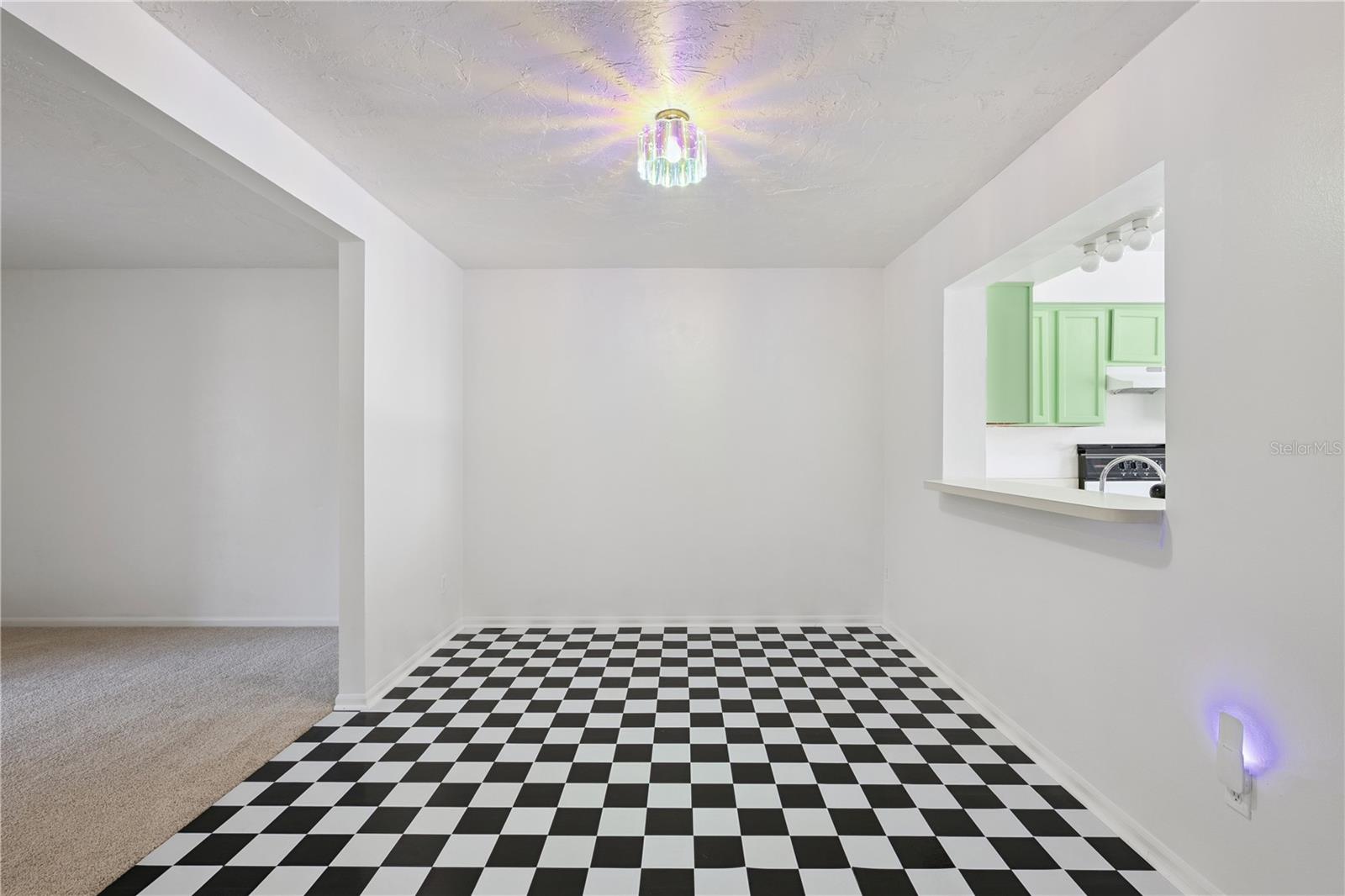 Image 8 of 37 For 565 Green Spring Circle