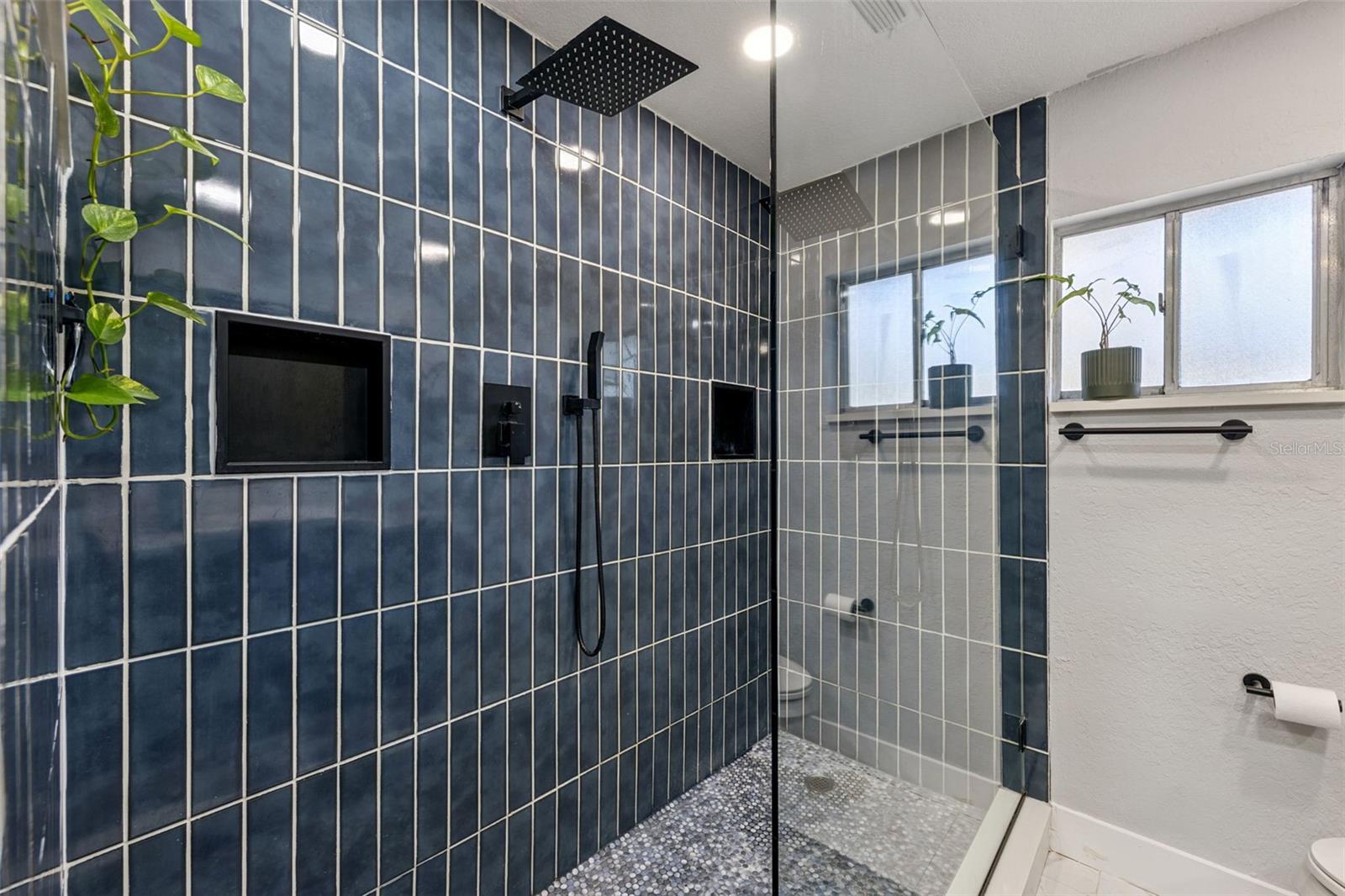 Image 16 of 28 For 549 Iris Street