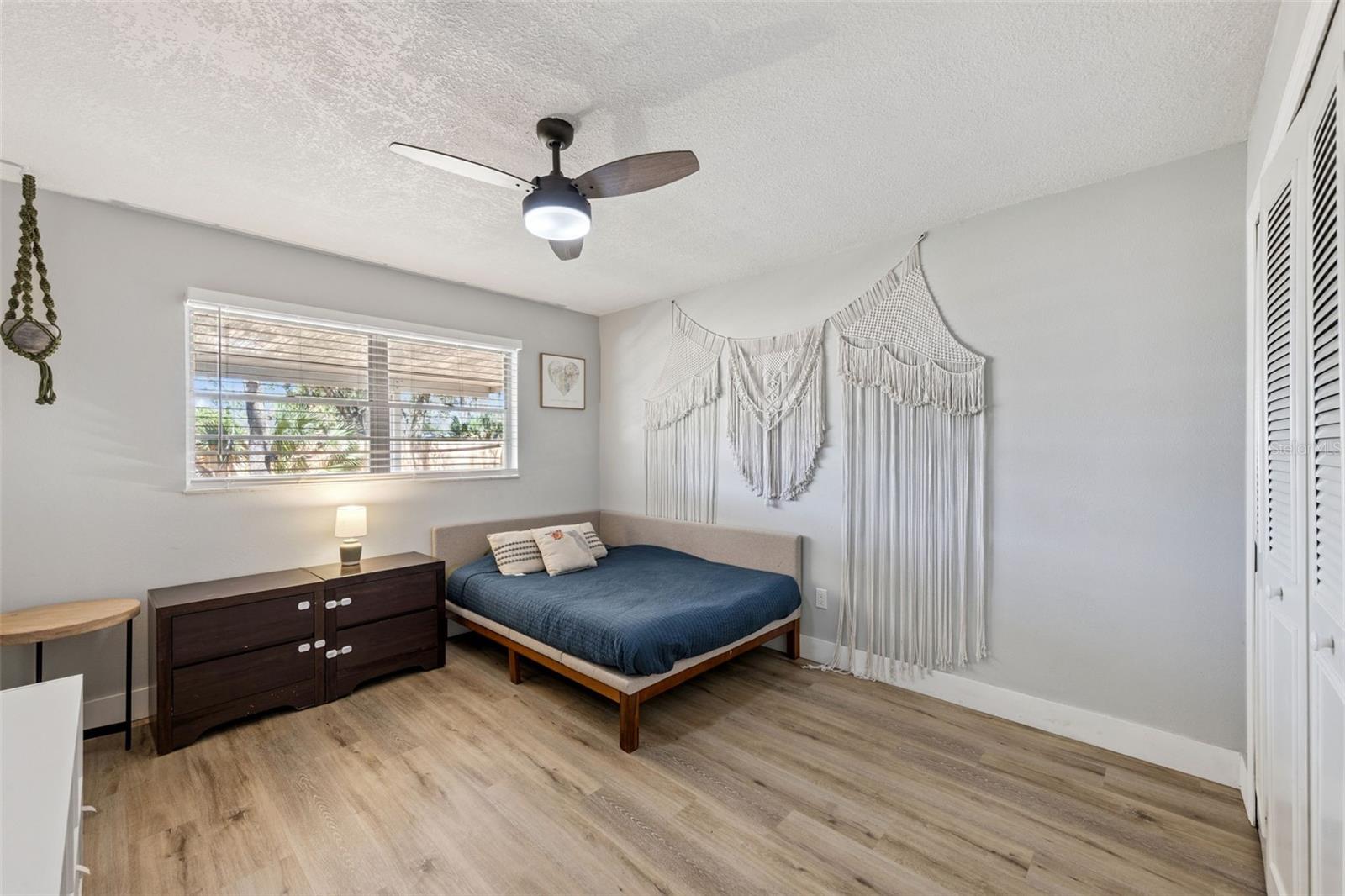 Image 19 of 28 For 549 Iris Street