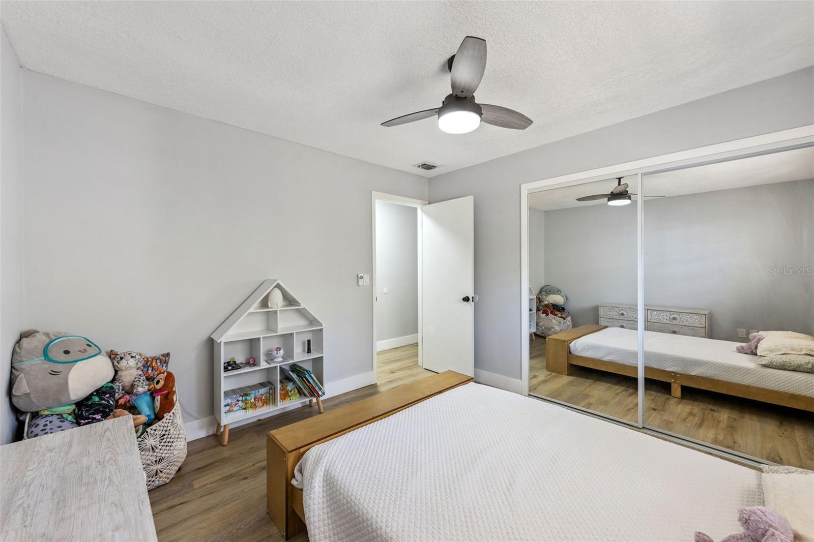 Image 21 of 28 For 549 Iris Street