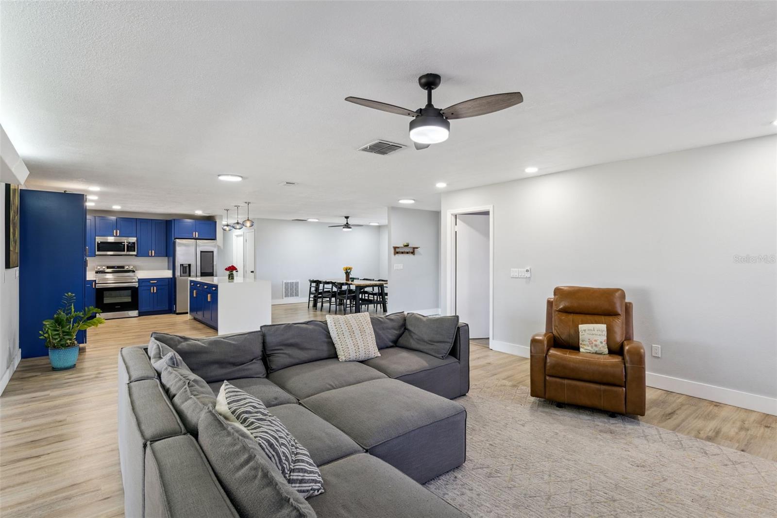 Image 4 of 28 For 549 Iris Street