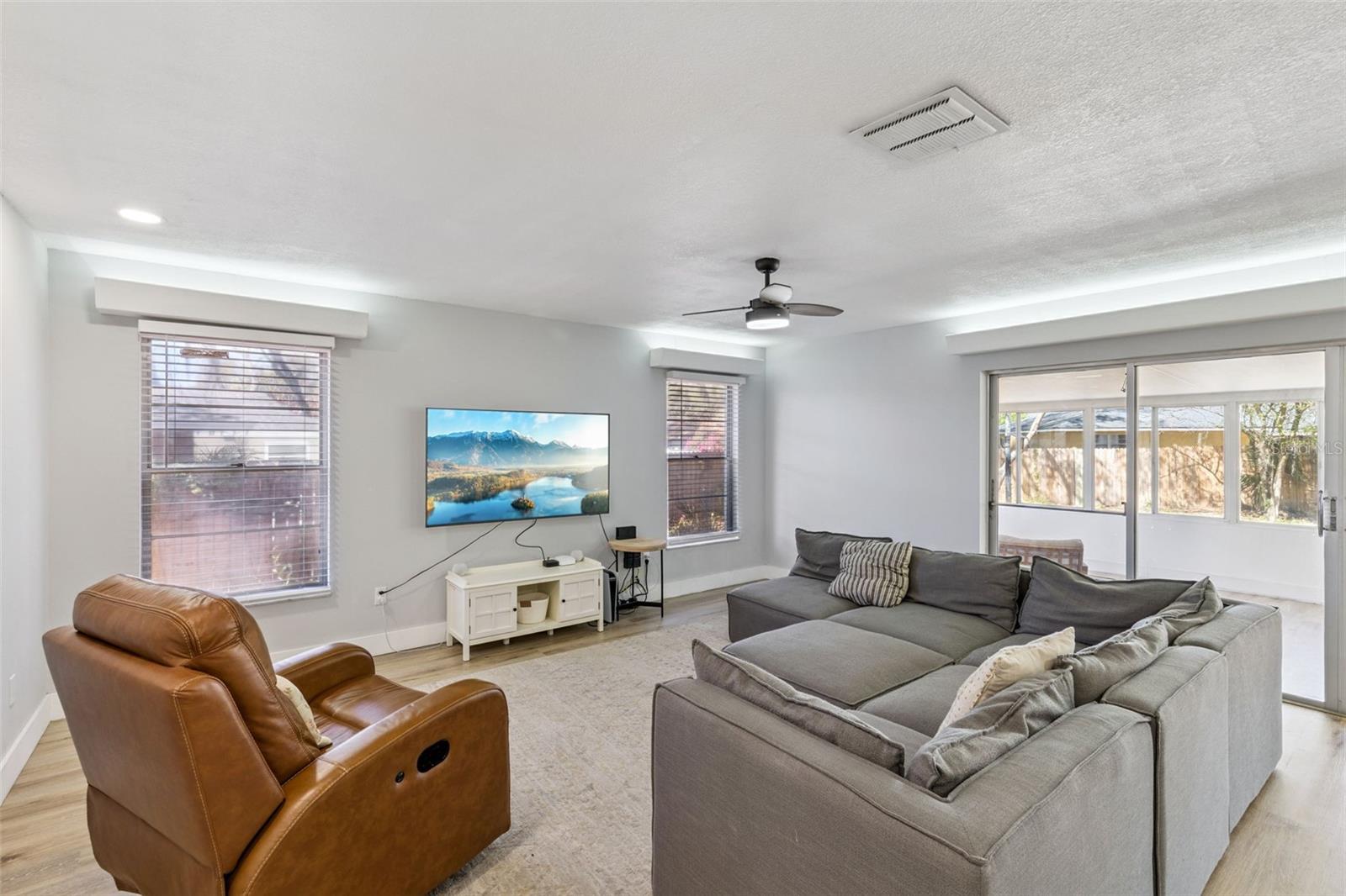 Image 7 of 28 For 549 Iris Street