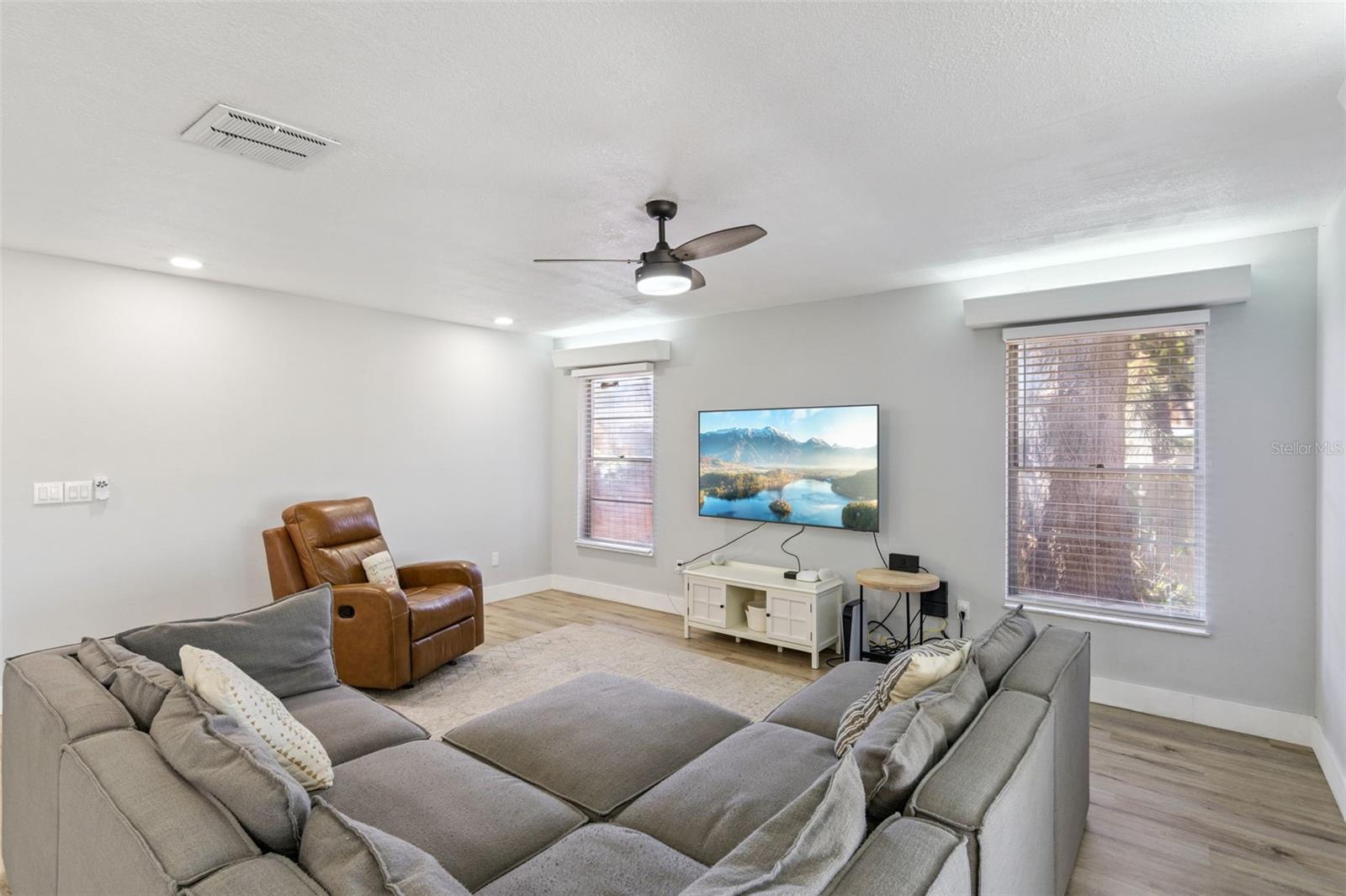 Image 8 of 28 For 549 Iris Street