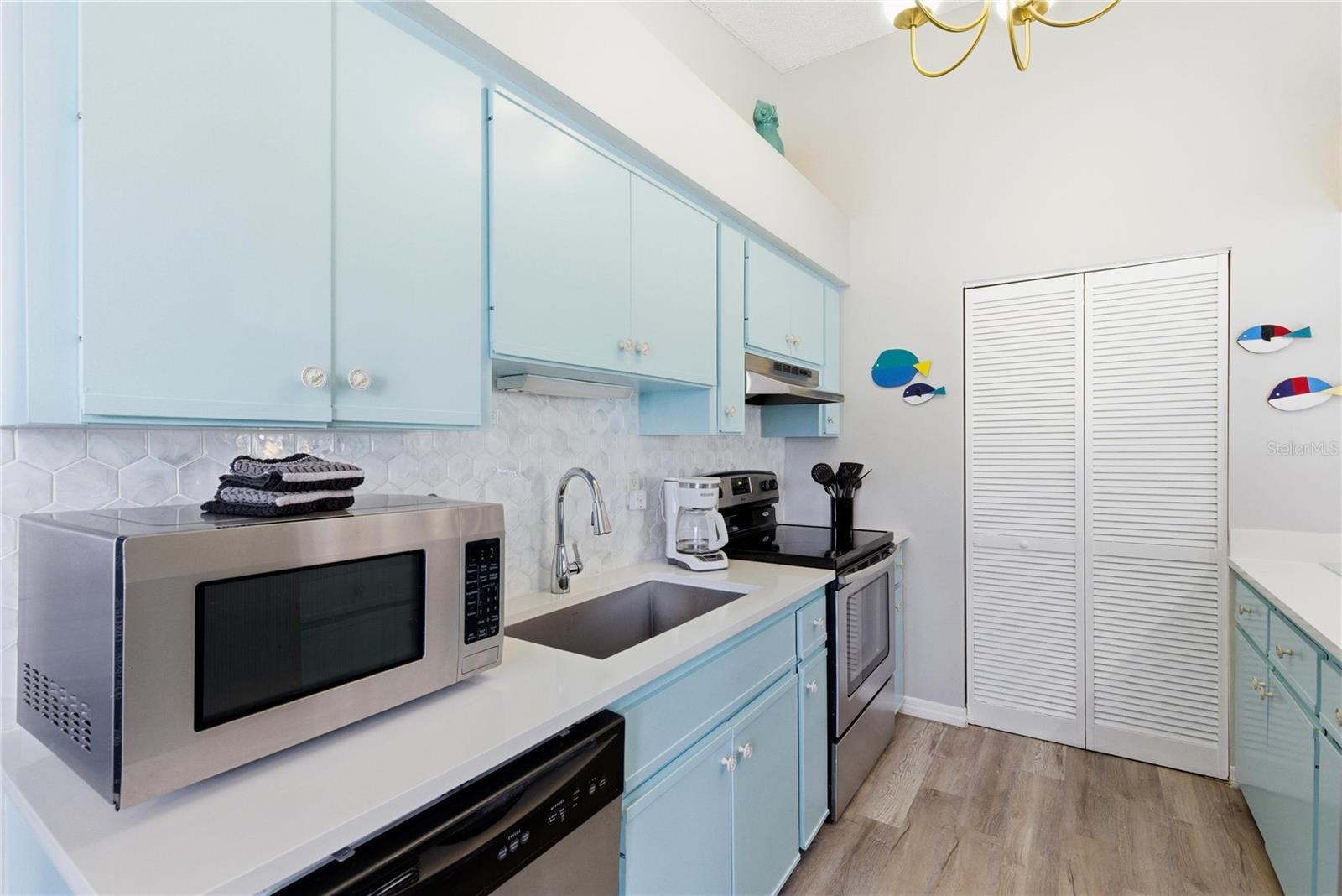 Listing photo id 9 for 527 Beach Road