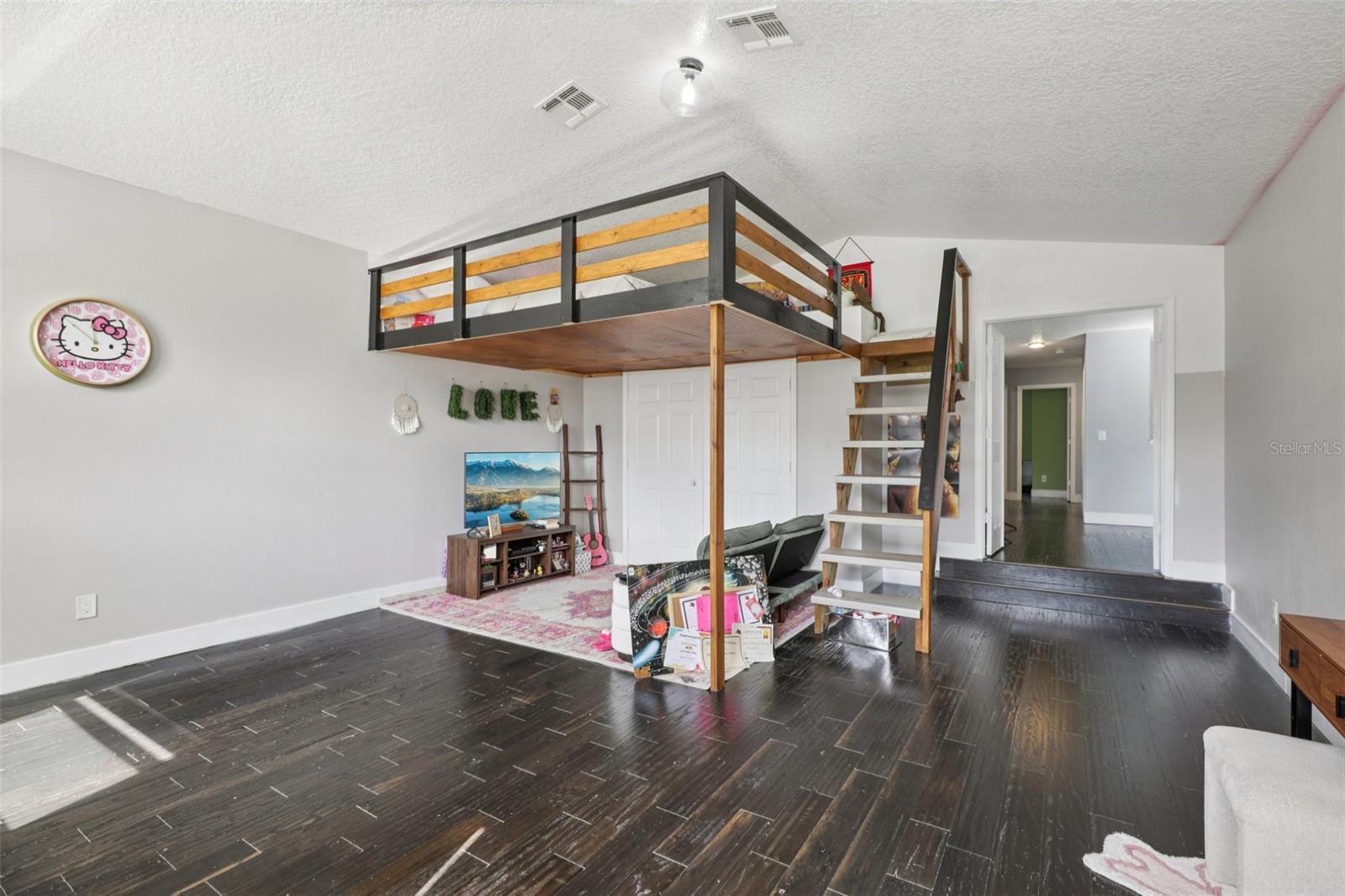 Image 47 of 90 For 1978 Applegate Drive