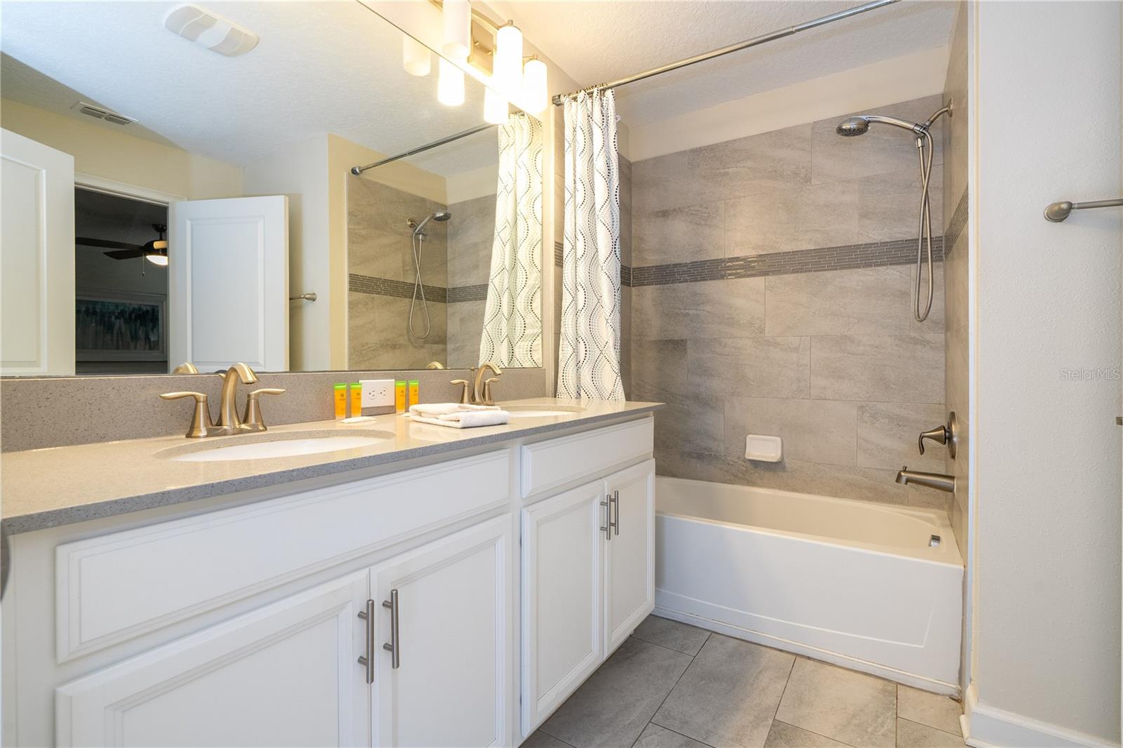 Image 59 of 100 For 4867 Romeo Circle