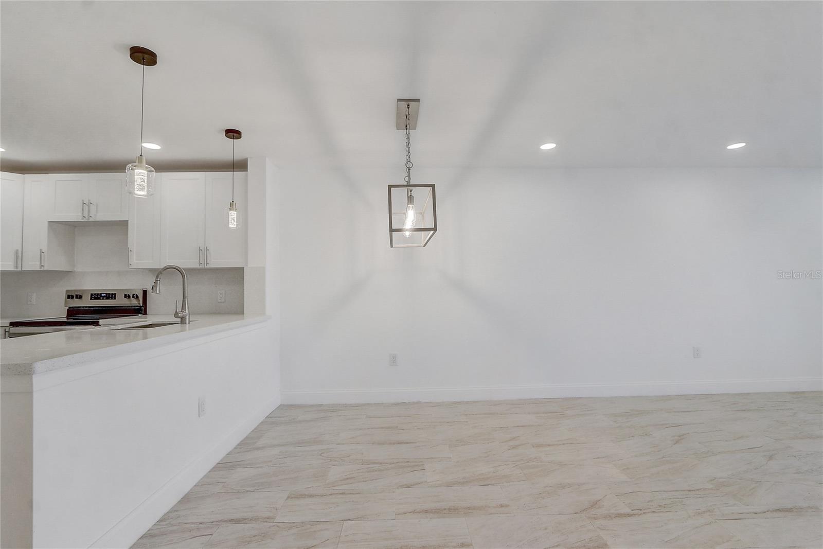 Image 11 of 39 For 13941 Fairway Island Drive 723