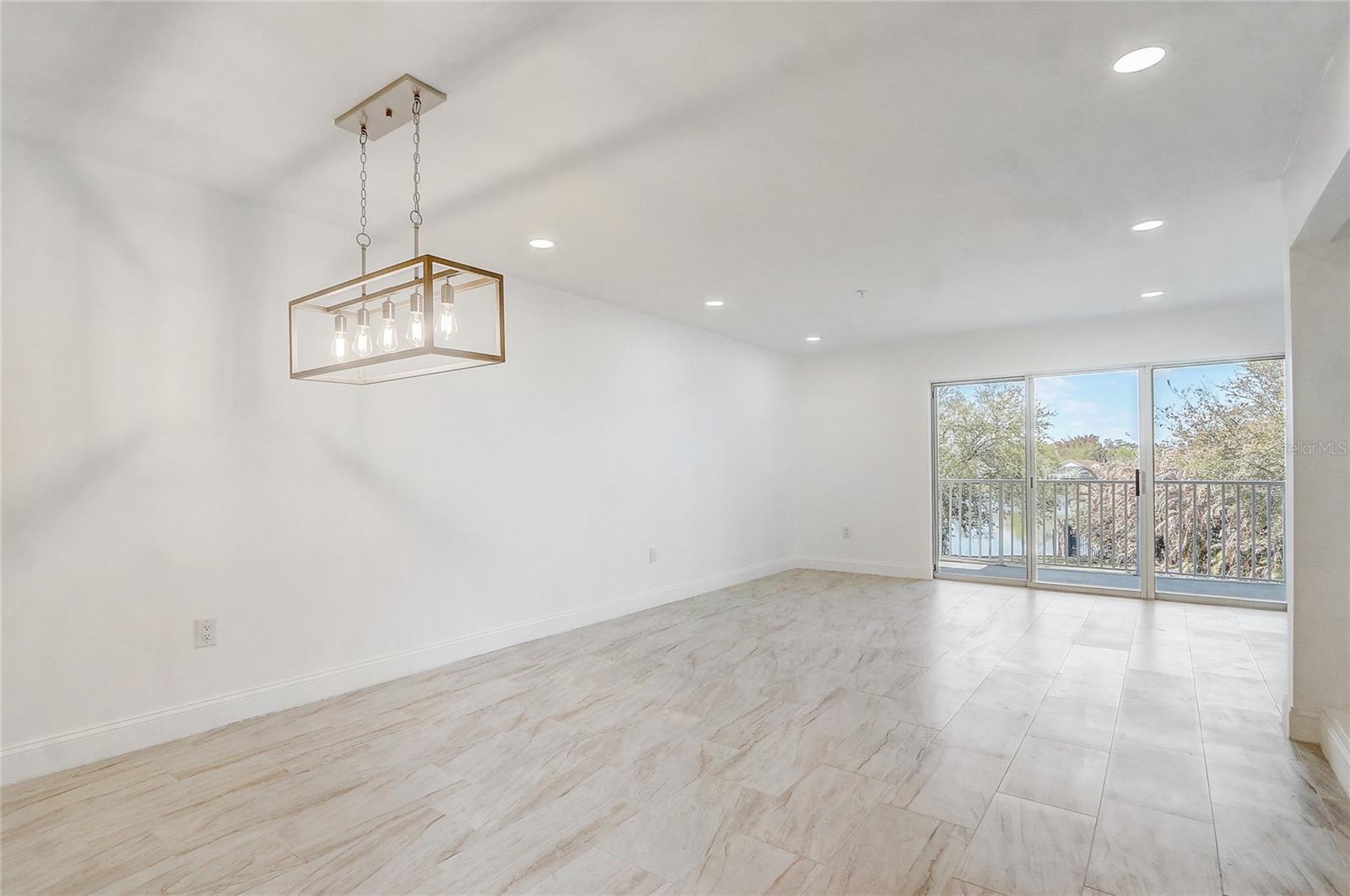 Image 12 of 39 For 13941 Fairway Island Drive 723