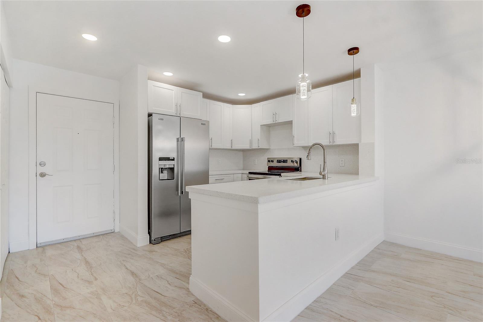 Image 14 of 39 For 13941 Fairway Island Drive 723