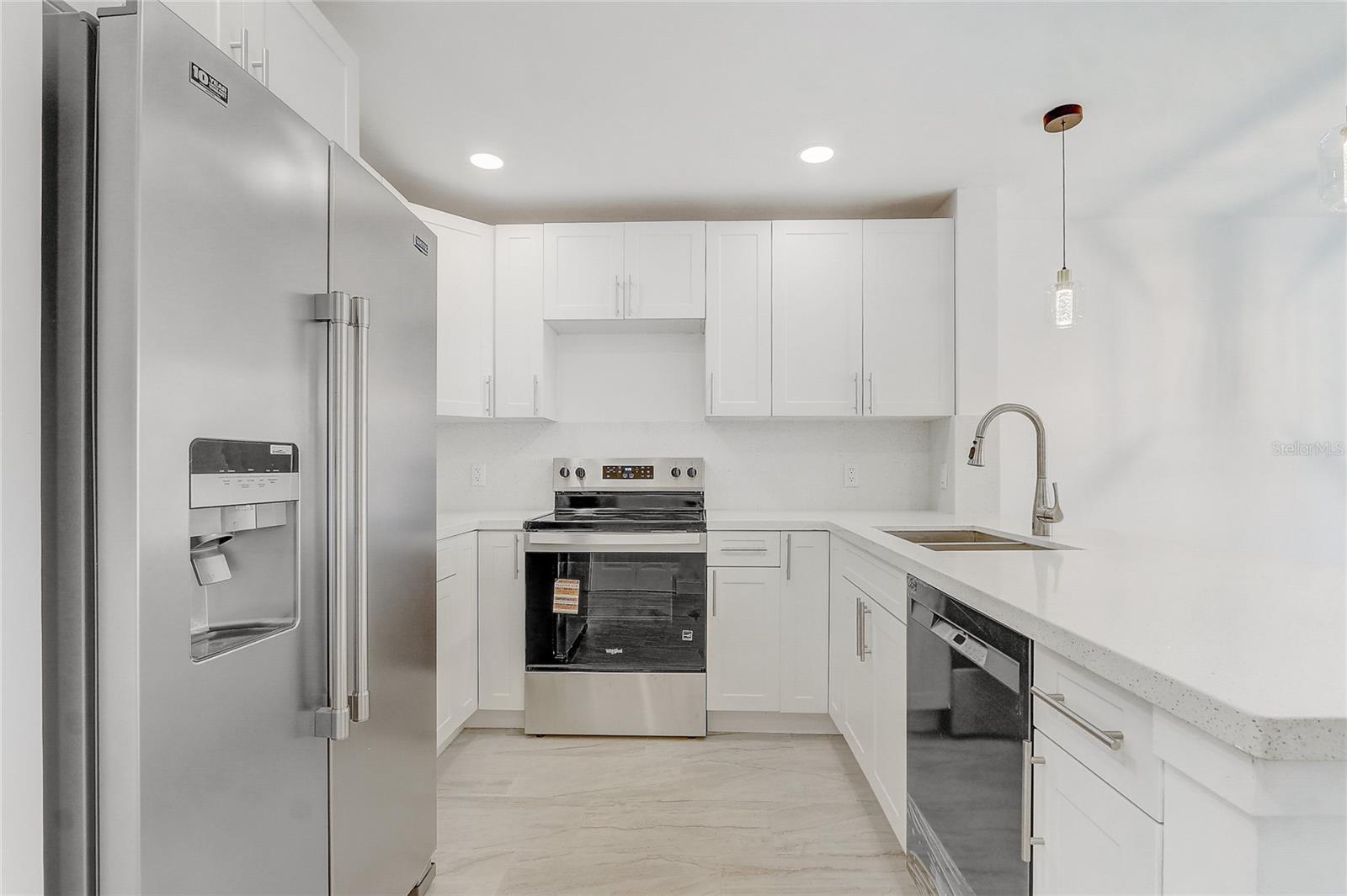 Image 15 of 39 For 13941 Fairway Island Drive 723