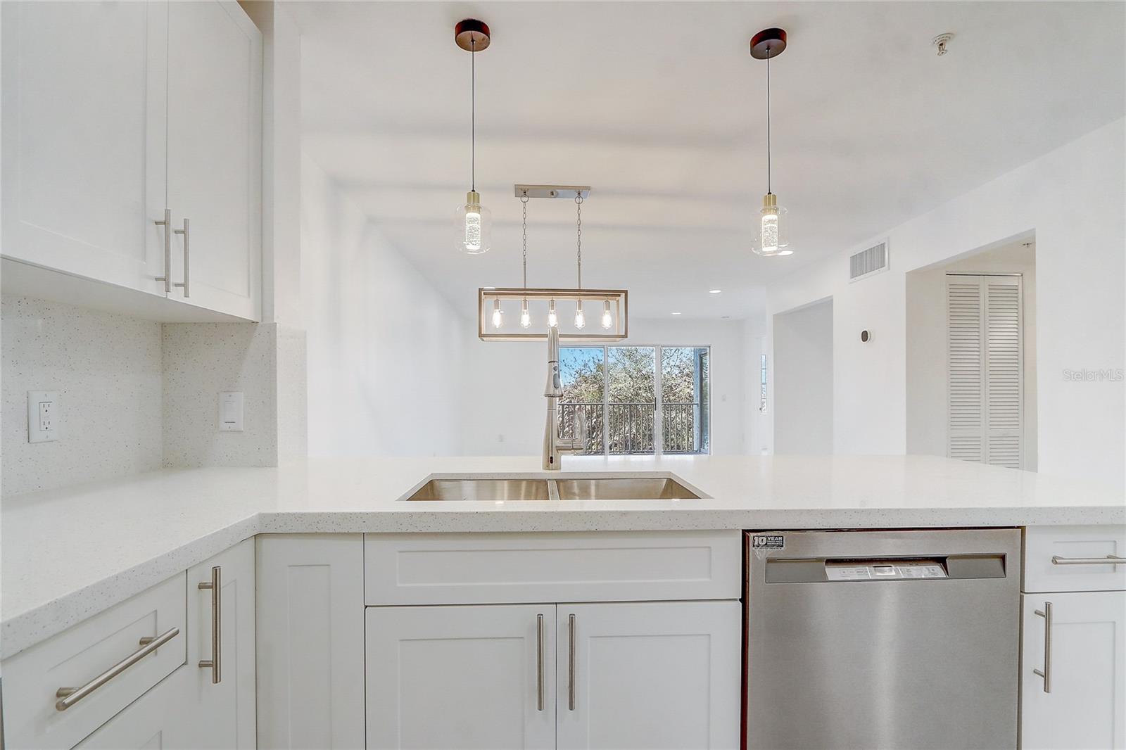 Image 16 of 39 For 13941 Fairway Island Drive 723