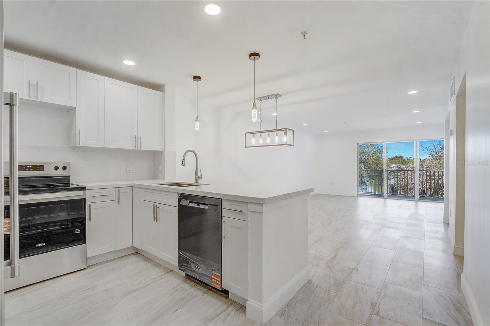 Image 17 of 39 For 13941 Fairway Island Drive 723