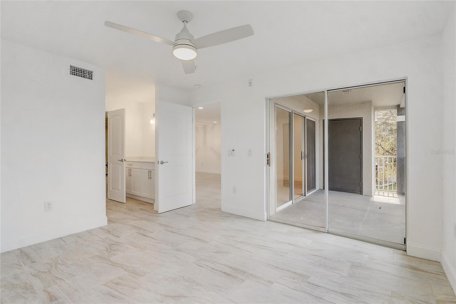 Image 23 of 39 For 13941 Fairway Island Drive 723